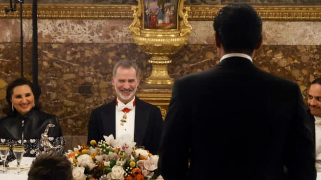 El rey Felipe escucha el discurso del emir de Catar, Tamim bin Hamad Al Thani, durante a la cena de gala celebrada este martes en el Palacio Real, en Madrid.