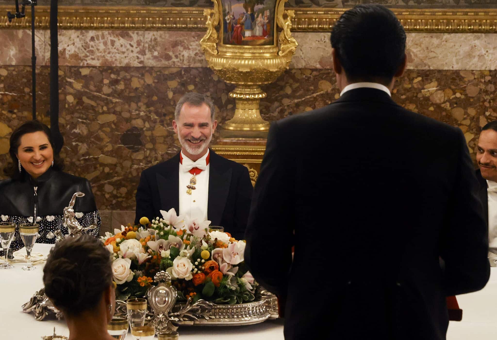 El rey Felipe escucha el discurso del emir de Catar, Tamim bin Hamad Al Thani, durante a la cena de gala celebrada este martes en el Palacio Real, en Madrid.