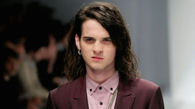 Muere el hijo mayor de Nick Cave dos días después de salir de la cárcel Jethro Lazenby en un desfile de Versace