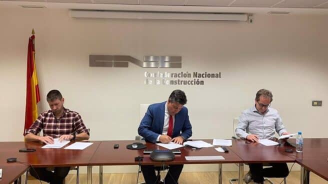 Firma del acuerdo entre patronal y sindicatos. Firma del acuerdo entre patronal y sindicatos.