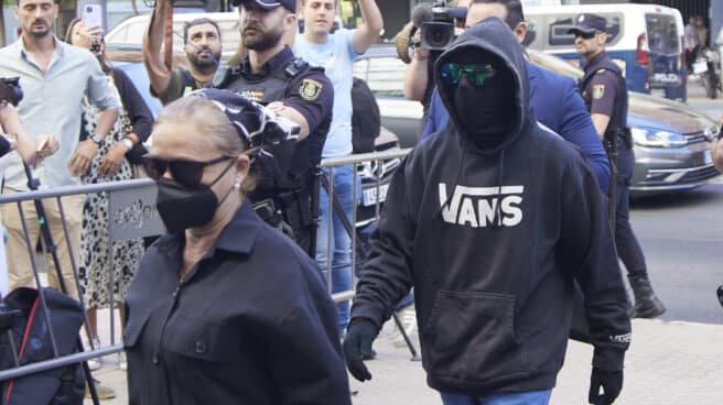 Llegada a los juzgados de Francisco Javier García, conocido como 'El Cuco' y de su madre, Rosalía García Llegada a los juzgados de Francisco Javier García, conocido como 'El Cuco' y de su madre, Rosalía García
