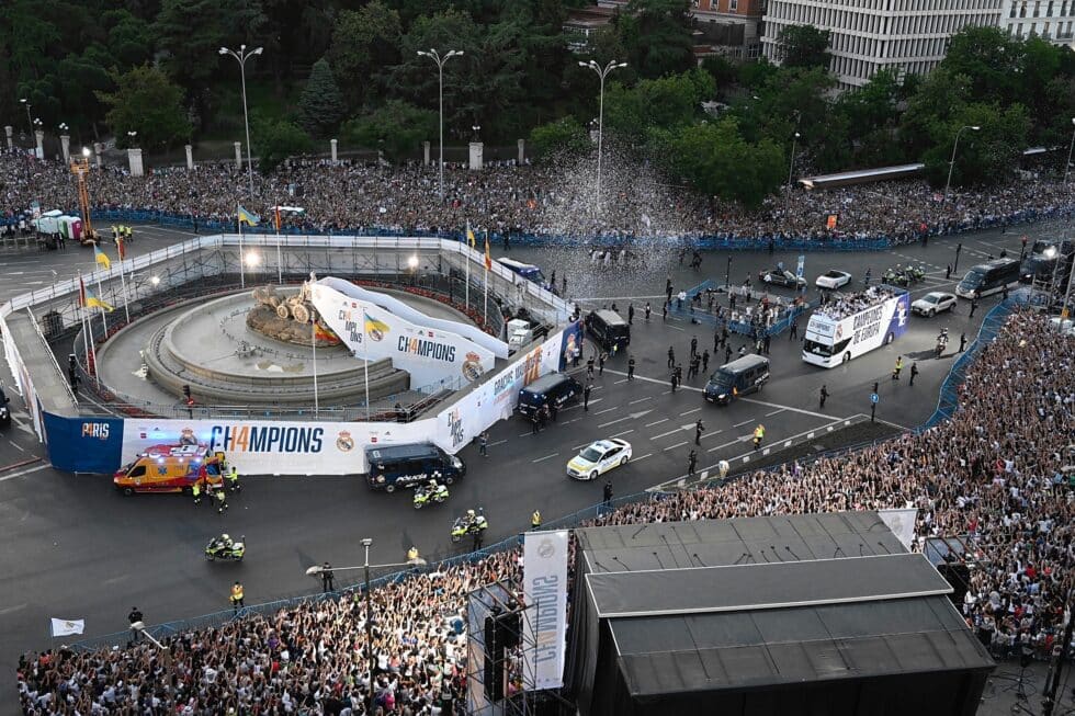 Los jugadores del Real Madrid a su llegada en autobús a la Plaza de Cibeles