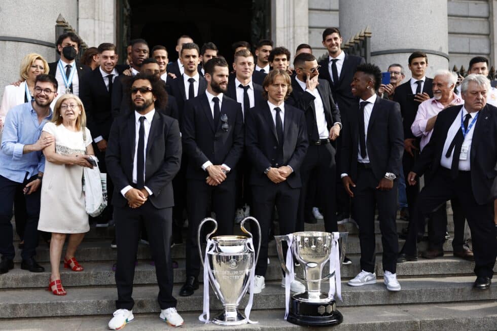 Los jugadores del Real Madrid posan con el trofeo a la salida de la Catedral de la Almudena