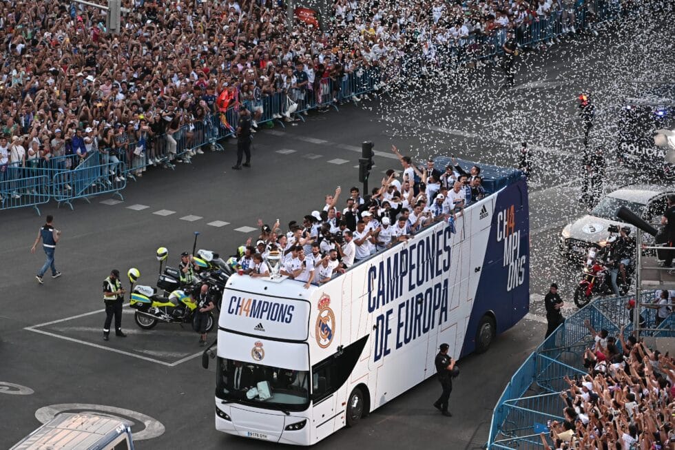 Los jugadores del Real Madrid a su llegada en autobús a la Plaza de Cibeles