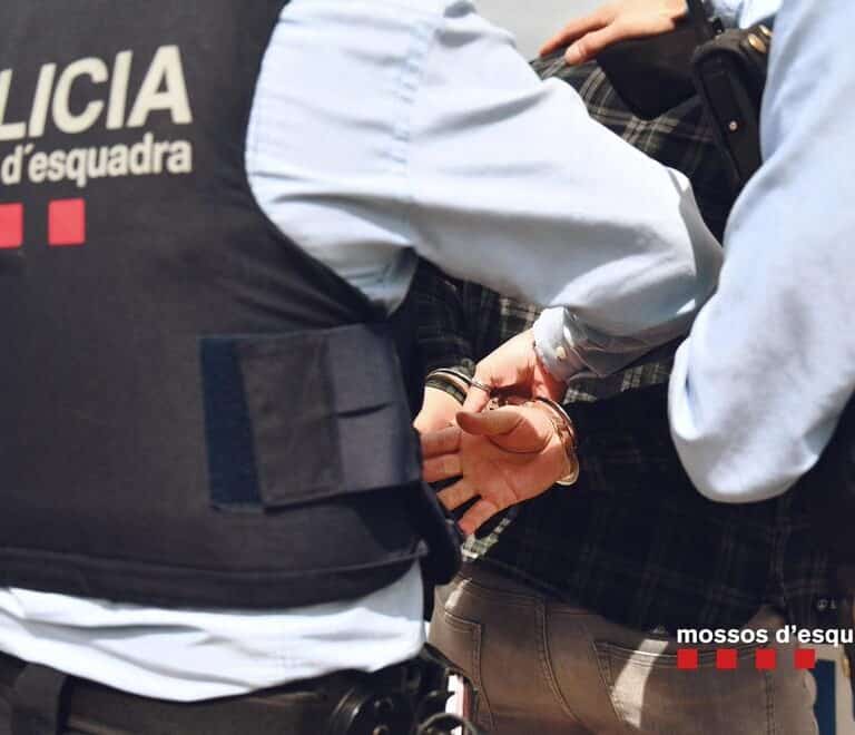 Los Mossos detienen a un hombre por provocar al menos nueve incendios en El Prat de Llobregat