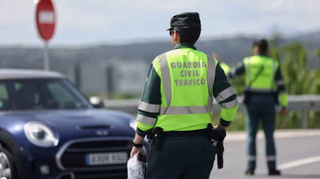 Dos agentes de la Guardia Civil en un control de tráfico