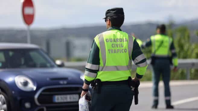 Dos agentes de la Guardia Civil en un control de tráfico. Dos agentes de la Guardia Civil en un control de tráfico