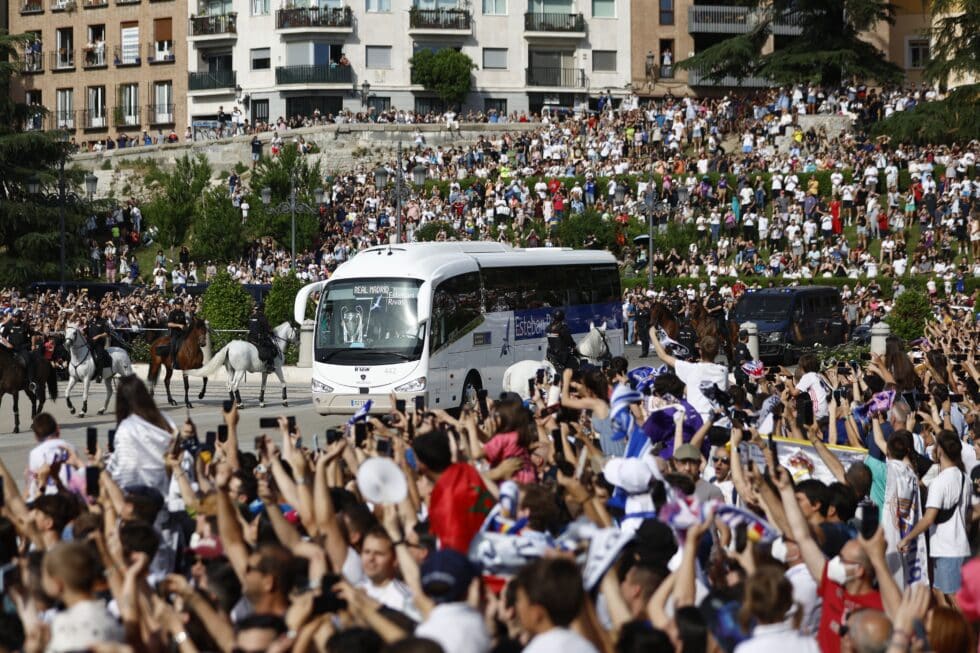 El autobús del Real Madrid a su salida la Catedral de la Almudena