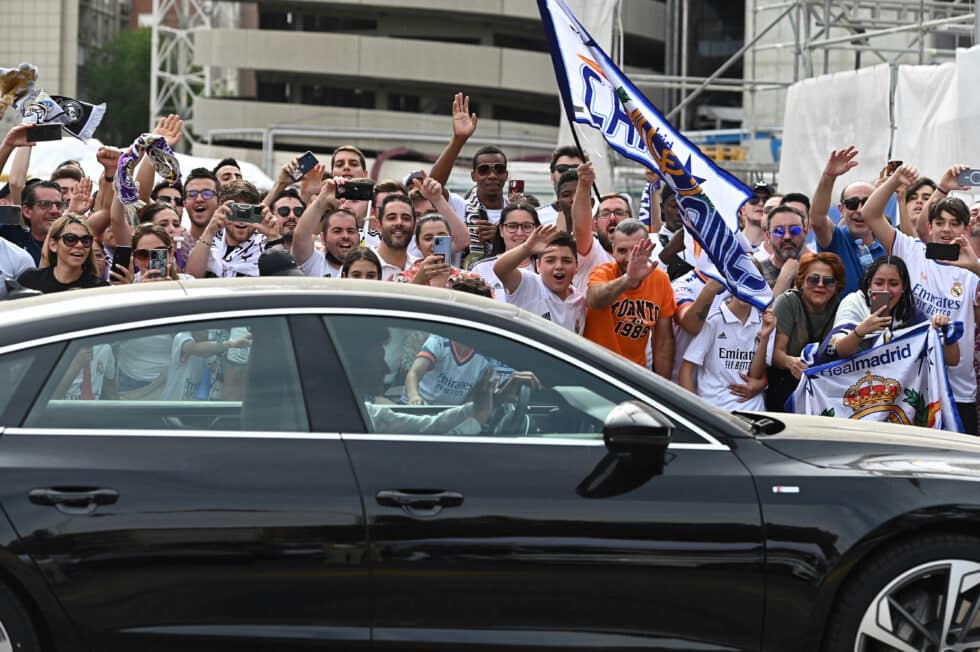 El defensa del Real Madrid Jesús Vallejo, a su llegada al estadio Santiago Bernabéu en el que comienza la celebración de la decimocuarta Copa de Europa