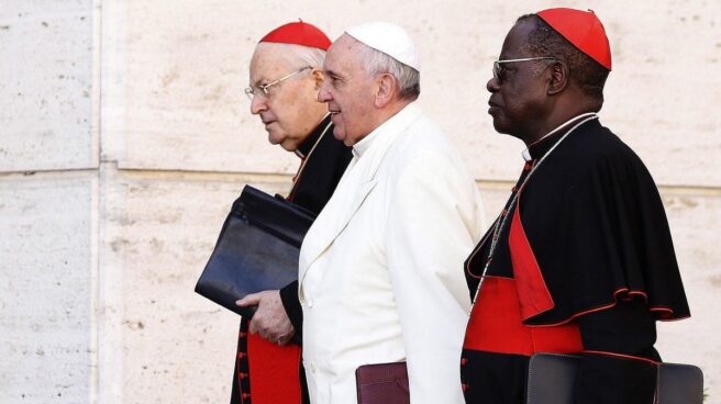El papa Francisco (c), el decano del colegio cardenalicio, Angelo Sodano (i), y el cardenal Laurent Monsengwo Pasinya (d).