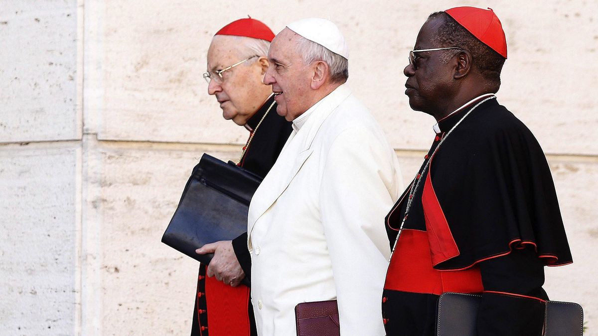 El papa Francisco (c), el decano del colegio cardenalicio, Angelo Sodano (i), y el cardenal Laurent Monsengwo Pasinya (d).
