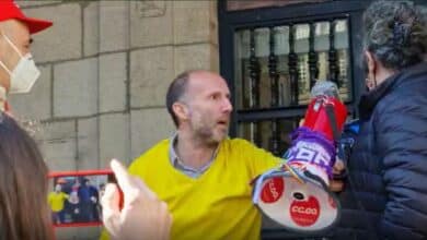 El alcalde de Orense empuja a una sindicalista con un megáfono y alega que "estaba impidiendo una agresión acústica"