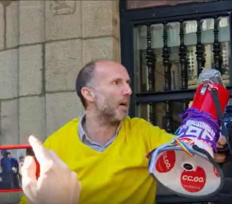 El alcalde de Orense empuja a una sindicalista con un megáfono y alega que "estaba impidiendo una agresión acústica"