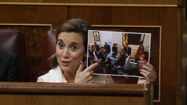 Gamarra muestra una foto de Sánchez con los independentistas. Gamarra muestra una foto de Sánchez con los independentistas.
