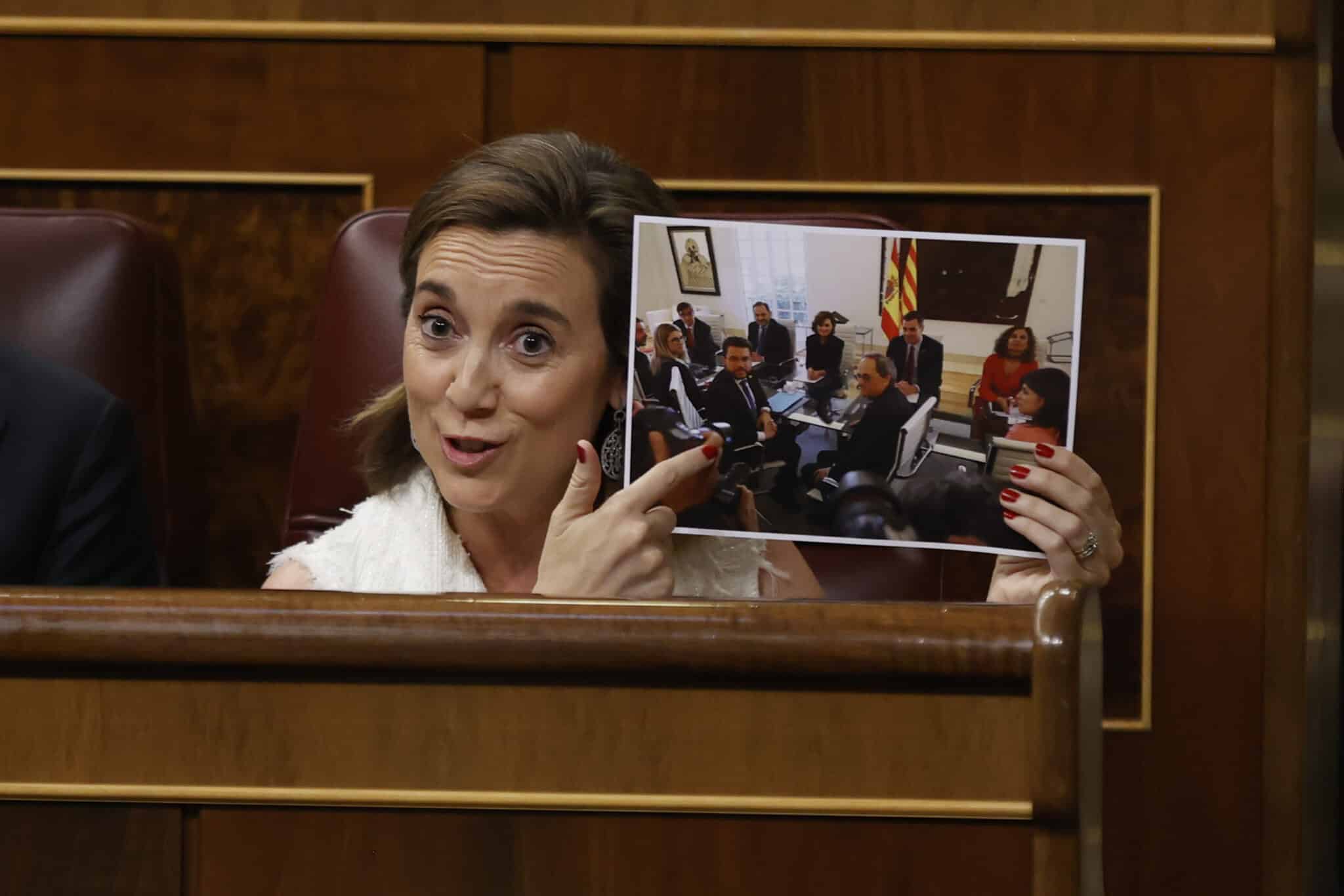 Gamarra muestra una foto de Sánchez con los independentistas.
