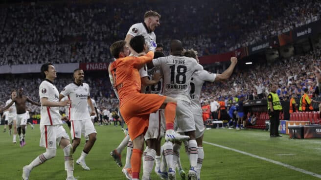 Los jugadores del Eintracht de Frankfurt celebran su victoria en la final de la Liga Europa tras derrotar en la tanda de penaltis al Rangers F.C. Los jugadores del Eintracht de Frankfurt celebran su victoria en la final de la Liga Europa tras derrotar en la tanda de penaltis al Rangers F.C.
