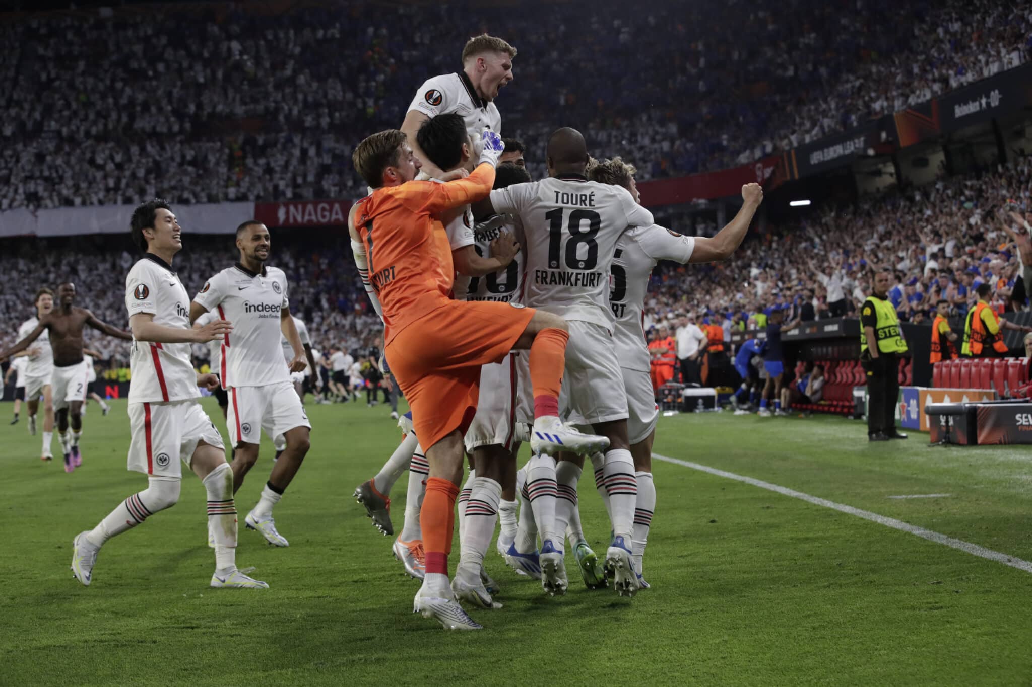 Los jugadores del Eintracht de Frankfurt celebran su victoria en la final de la Liga Europa tras derrotar en la tanda de penaltis al Rangers F.C.