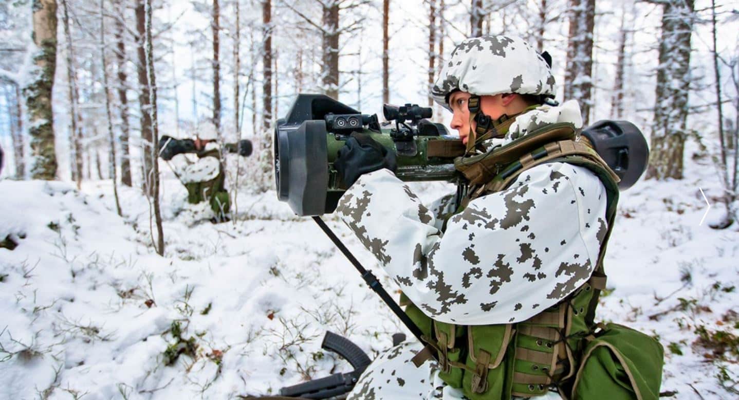 Un soldado finlandés, con un misil antitanque pesado NLAW, en unos ejercicios militares.