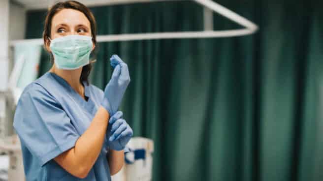 El incremento del 70% de las hospitalizaciones por covid-19 acelera la necesidad de proteger a los pacientes inmunocomprometidos Enfermera con mascarilla