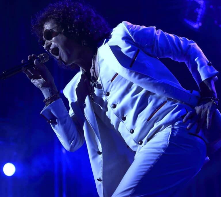 Enrique Bunbury cancela su gira de despedida y adelanta su retirada por sus problemas de garganta