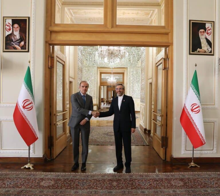 Retenido sin teléfono y pasaporte el 'número dos' de Josep Borrell en el aeropuerto de Frankfurt