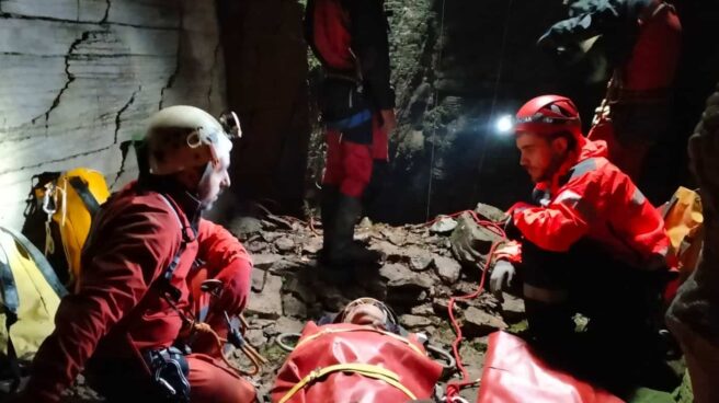 Equipos de rescate atienden al herido en el interior de la sima de las Majadas de Torrano, en la sierra de Andia.