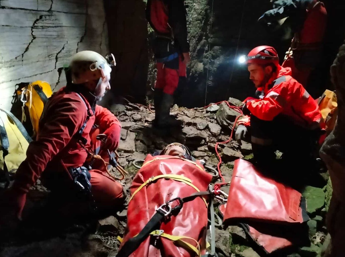 Equipos de rescate atienden al herido en el interior de la sima de las Majadas de Torrano, en la sierra de Andia.