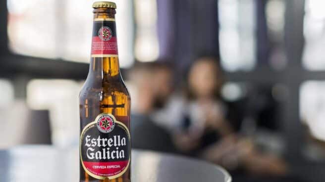 Una botella de Estrella Galicia. Una botella de Estrella Galicia.