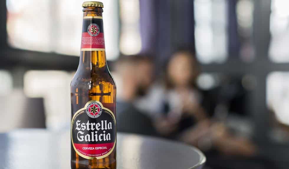 Una botella de Estrella Galicia.