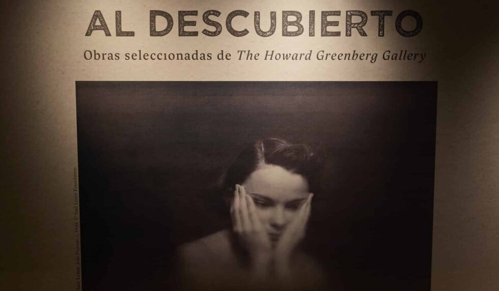 Cartel de la exposición de fotografía ‘Al descubierto' con un retrato de 1948 del fotógrafo estadounidense Saul Leiter.