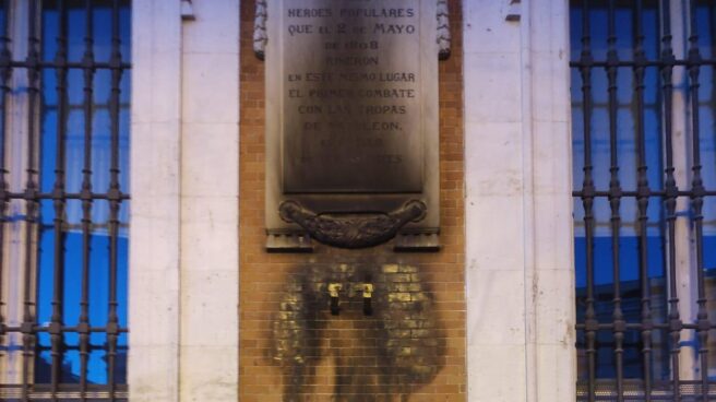 fachada-2mayo Placa del 2 de mayo en la fachada de la Puerta del Sol