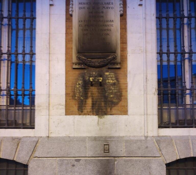 Queman de madrugada el homenaje a los héroes del 2 de mayo de la Puerta del Sol