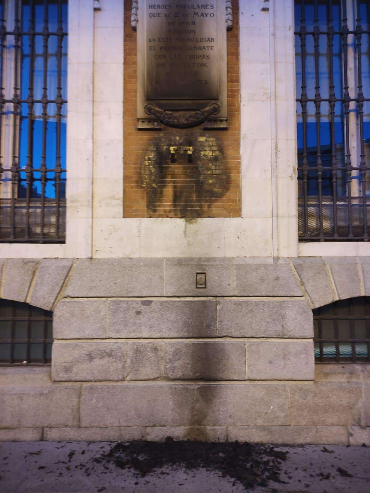 Placa del 2 de mayo en la fachada de la Puerta del Sol