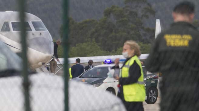 El rey Juan Carlos I (izda) llega al aeropuerto vigués de Peinador en un avión privado a las siete y cuarto de este jueves