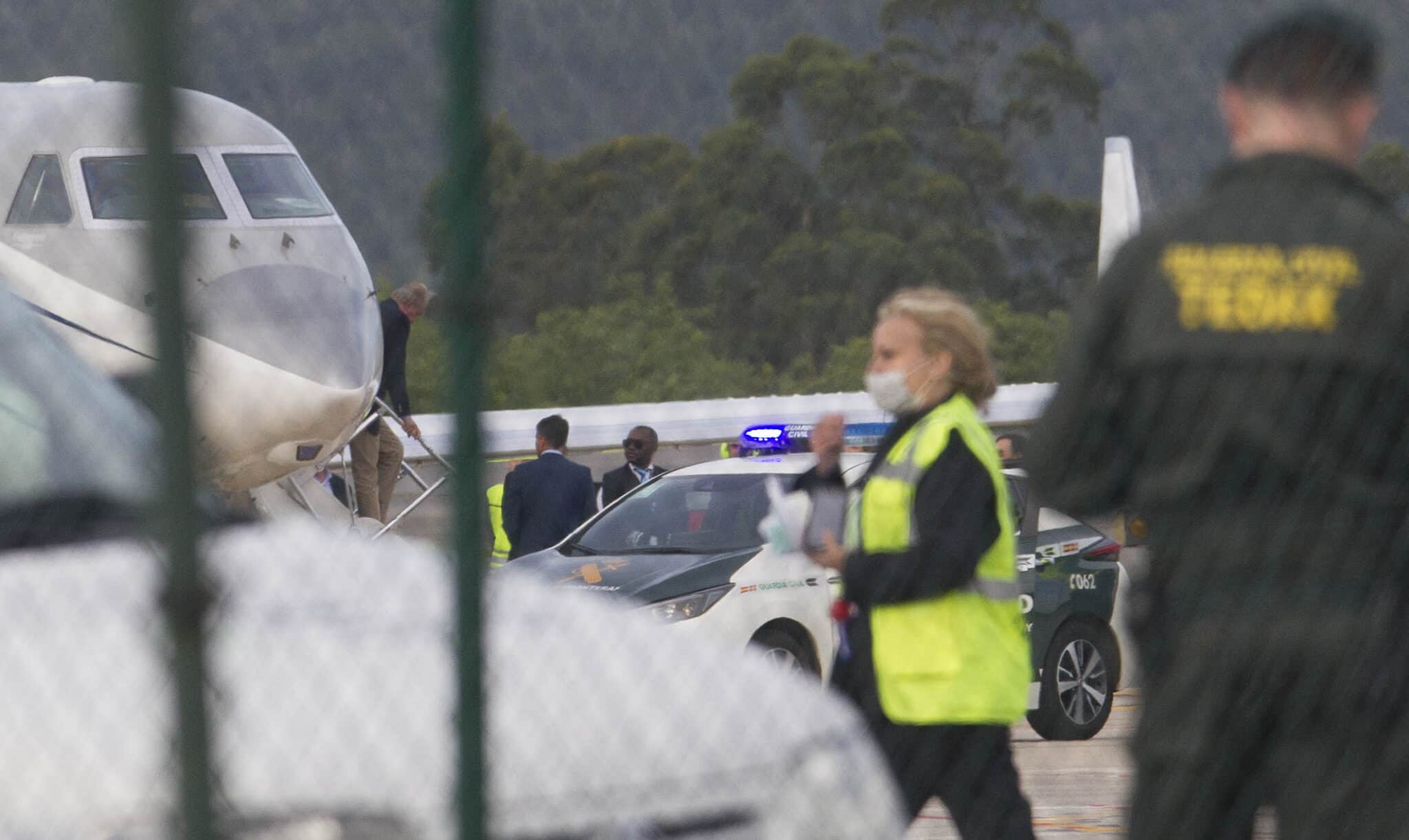 El rey Juan Carlos I (izda) llega al aeropuerto vigués de Peinador en un avión privado a las siete y cuarto de este jueves