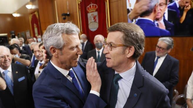 El líder del PP, Alberto Núñez Feijóo, junto a Alfonso Rueda en la toma de posesión de la Xunta.