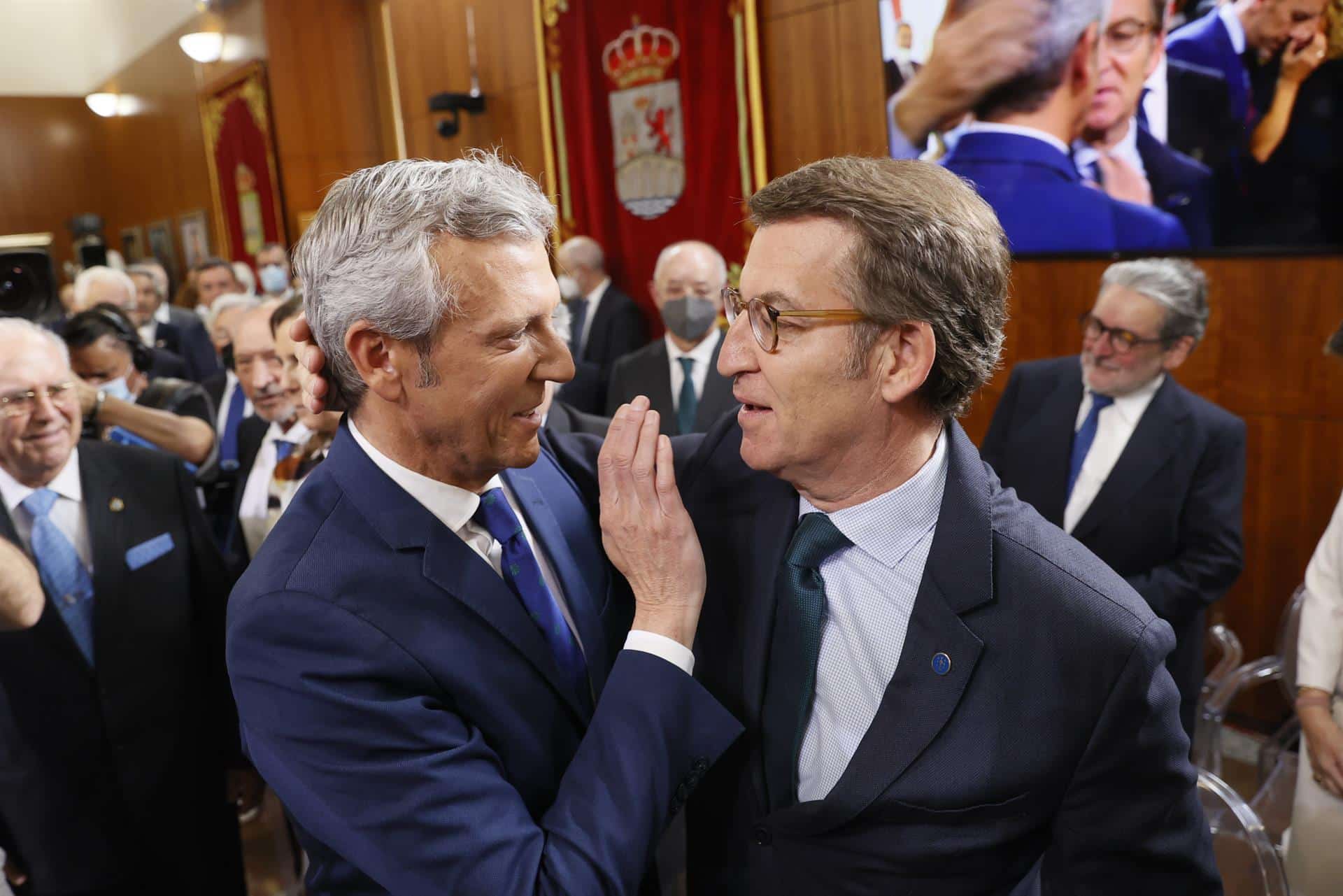 El líder del PP, Alberto Núñez Feijóo, junto a Alfonso Rueda en la toma de posesión de la Xunta.