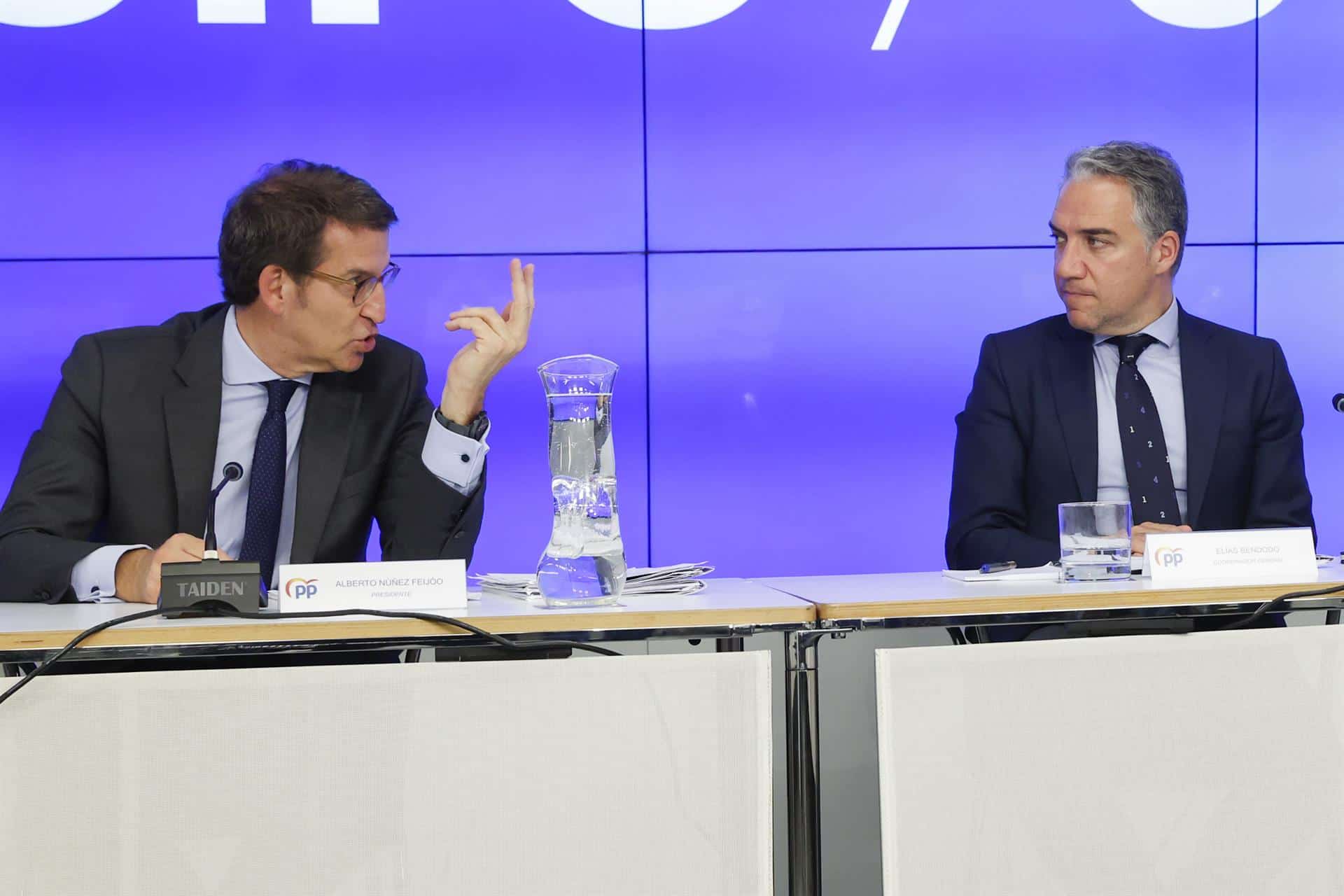 Alberto Núñez-Feijóo y Elías Bendodo, durante un comité ejecutivo nacional del PP en la sede de Génova.