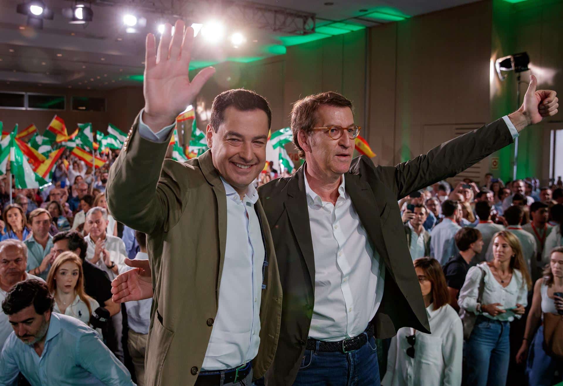 Alberto Núñez Feijóo y Juanma Moreno, en un mitin del PP en Sevilla.