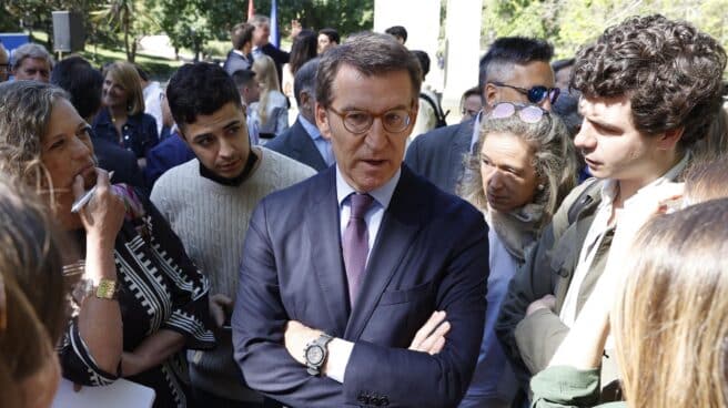 El presidente del PP, Alberto Núñez Feijóo, tras un acto en el Parque de Berlín (Madrid), por el Día de Europa. El presidente del PP, Alberto Núñez Feijóo, tras un acto en el Parque de Berlín (Madrid), por el Día de Europa.