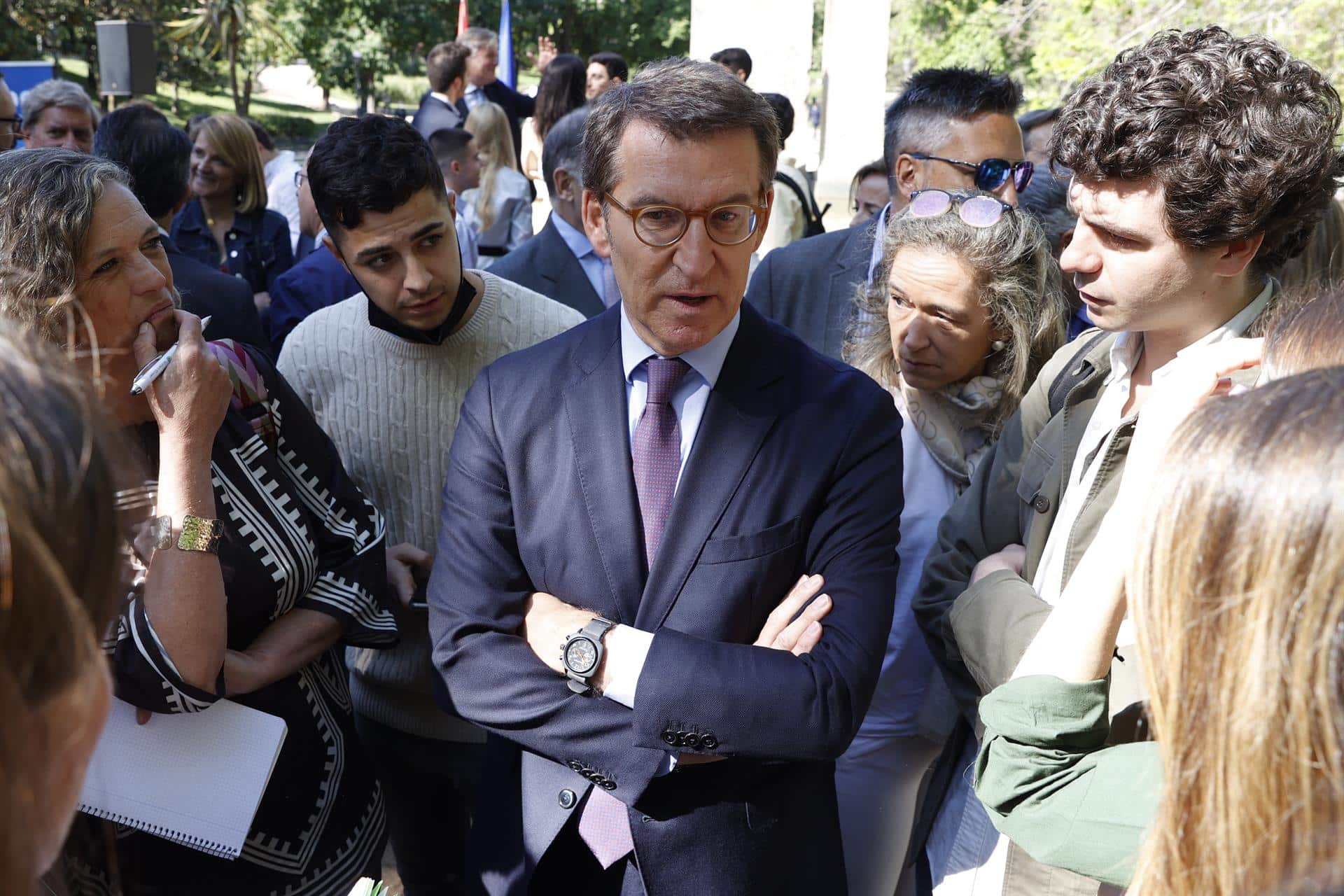 El presidente del PP, Alberto Núñez Feijóo, tras un acto en el Parque de Berlín (Madrid), por el Día de Europa.