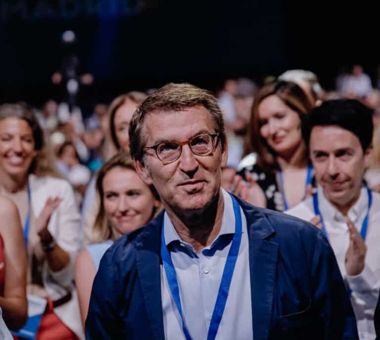 El PP de Feijóo sigue dejando atrás al PSOE, según una encuesta