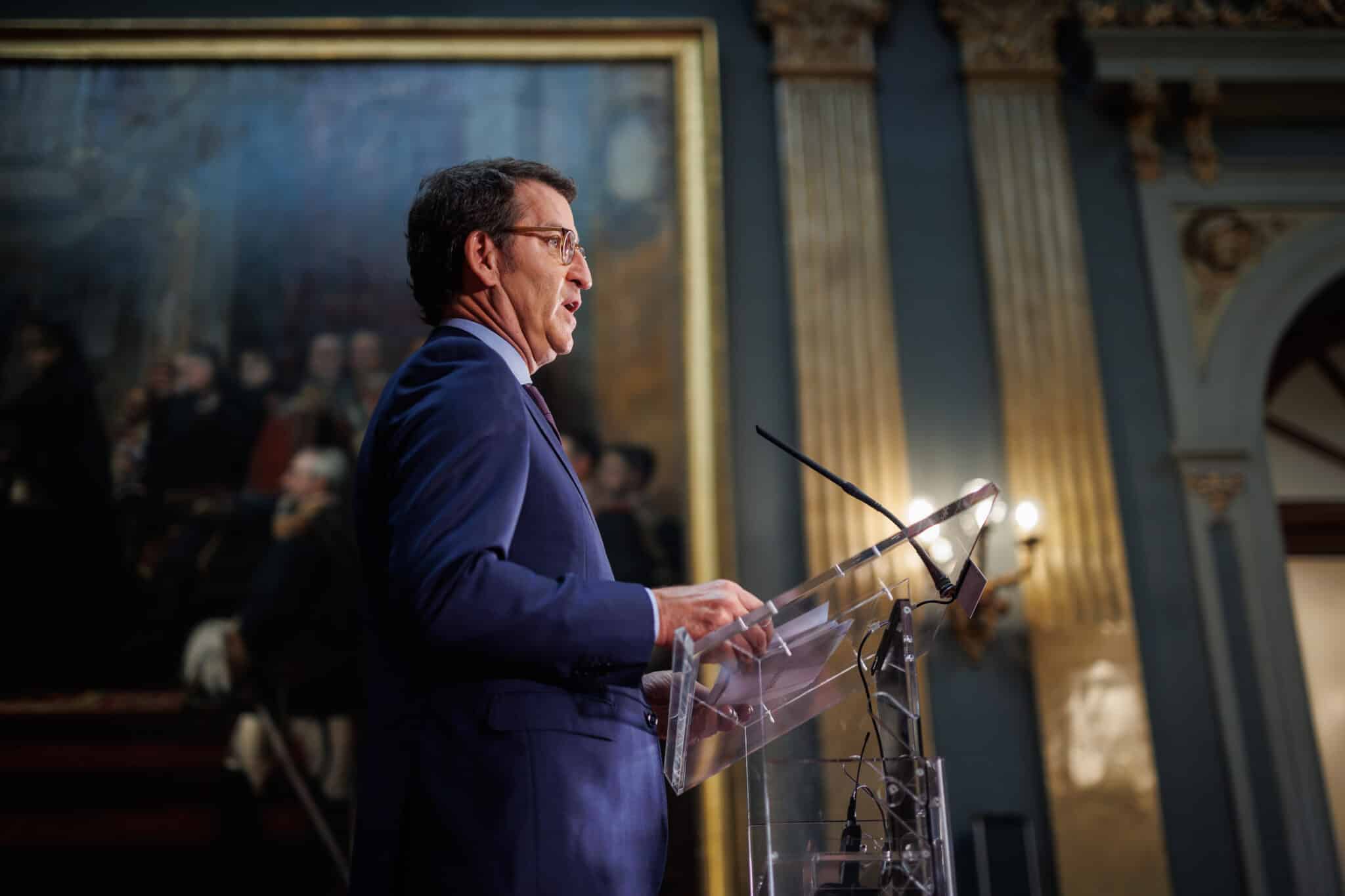 El presidente del PP, Alberto Núñez Feijóo, responde a los medios tras tomar posesión de su acta de senador, en el Senado.