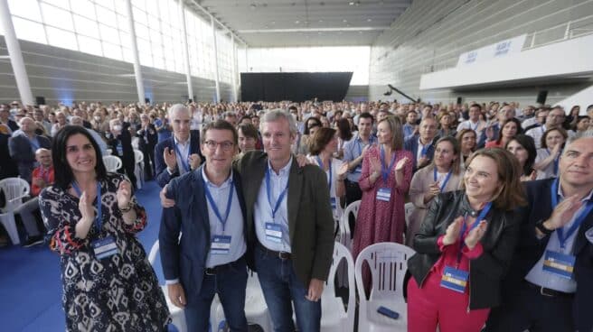 El presidente del PP nacional, Alberto Núñez Feijóo, y el presidente de la Xunta de Galicia, Alfonso Rueda, se abrazan durante la clausura del 18º Congreso Autonómico del PPdeG.