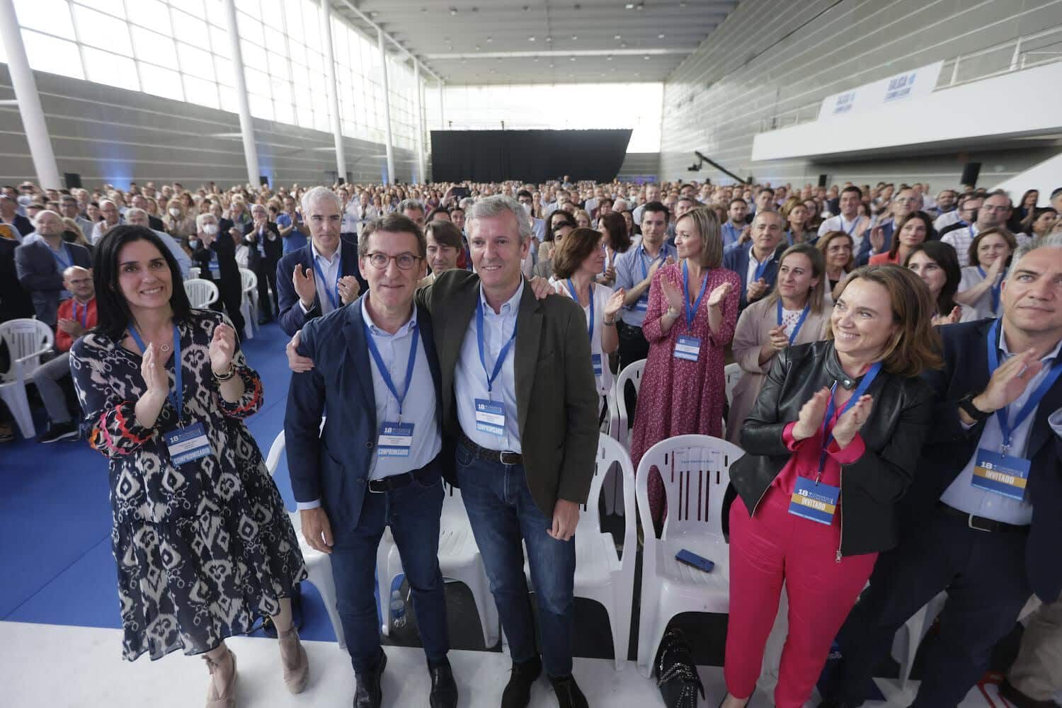 El presidente del PP nacional, Alberto Núñez Feijóo, y el presidente de la Xunta de Galicia, Alfonso Rueda, se abrazan durante la clausura del 18º Congreso Autonómico del PPdeG.