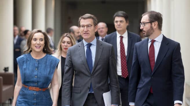 (I-D) La secretaria general del PP y portavoz del Grupo Parlamentario Popular en el Congreso, Cuca Gamarra; el presidente del PP, Alberto Núñez Feijóo; y el portavoz del Grupo Parlamentario Popular en el Senado, Javier Maroto; llegan juntos a la reunión plenaria de los grupos parlamentarios del PP.