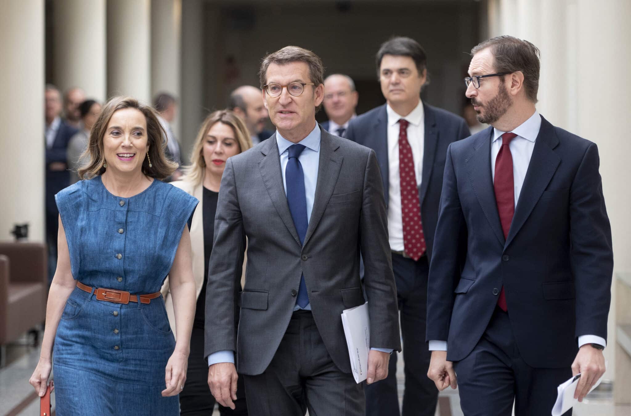 (I-D) La secretaria general del PP y portavoz del Grupo Parlamentario Popular en el Congreso, Cuca Gamarra; el presidente del PP, Alberto Núñez Feijóo; y el portavoz del Grupo Parlamentario Popular en el Senado, Javier Maroto; llegan juntos a la reunión plenaria de los grupos parlamentarios del PP.