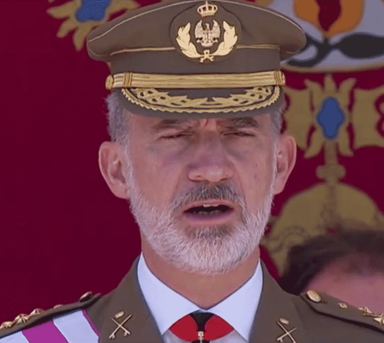 Felipe VI canta 'La muerte no es el final' en el homenaje a los militares muertos en servicio
