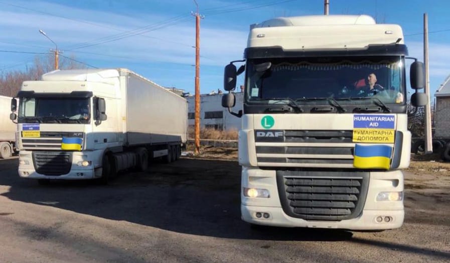 Dos camiones con ayuda humanitaria para Ucrania.