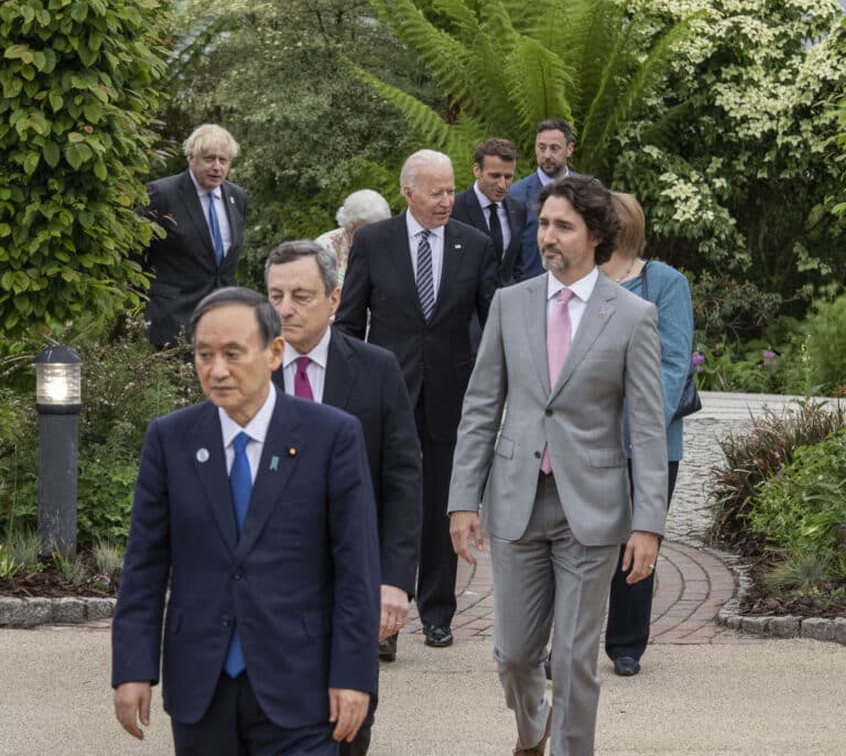 El G-7 se compromete a cesar las importaciones de petróleo ruso